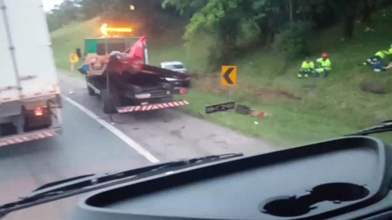 Caminhão invade área de socorro e deixa funcionários feridos