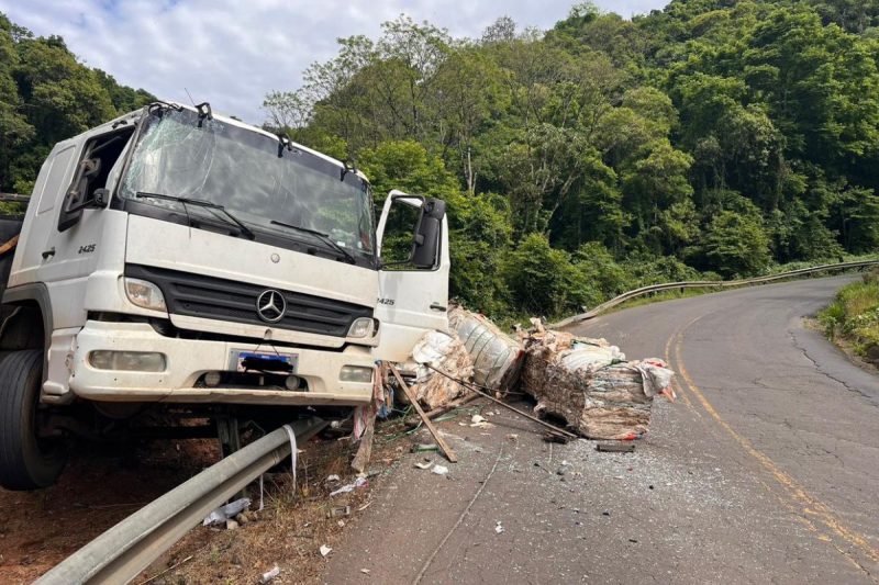 Carreta tomba na pista 