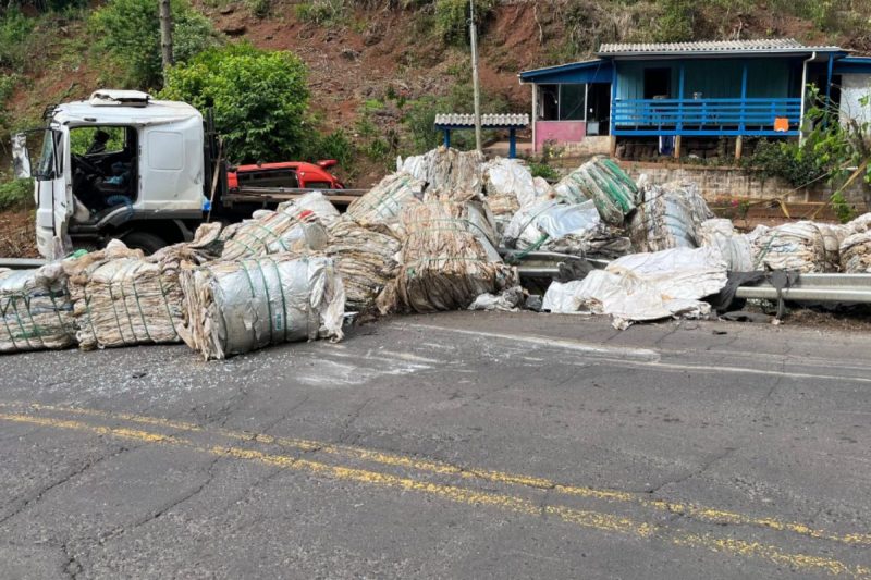 Carreta espalhou carga na pista 