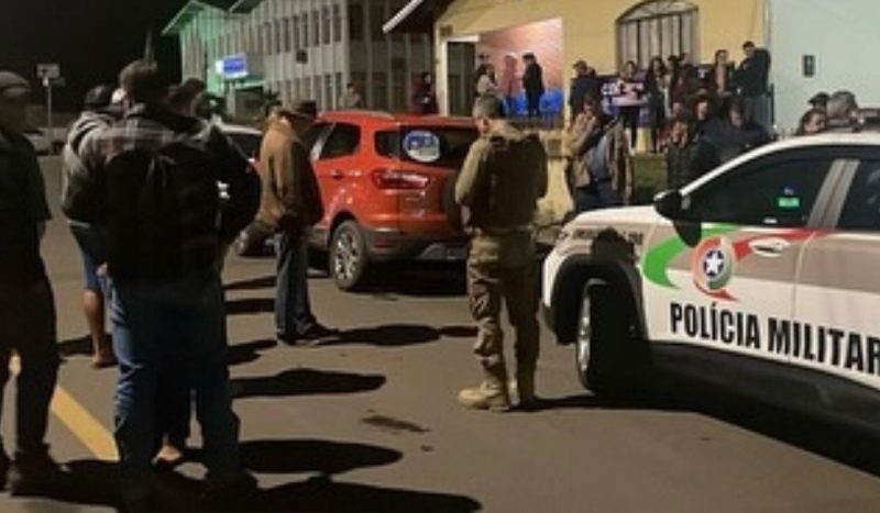 Candidato a vice-prefeito tem carro baleado durante campanha em SC, foto mostra policiais e pessoas em volta do carro