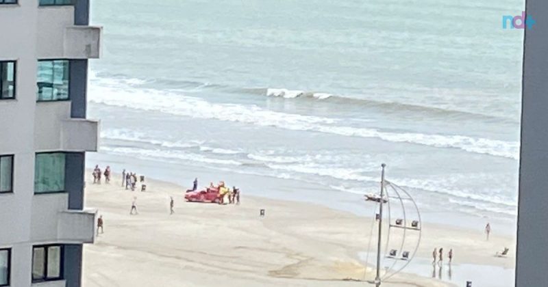 imagem mostra atendimento de amigos atropelados por lancha na praia Central de Balneário Camboriú