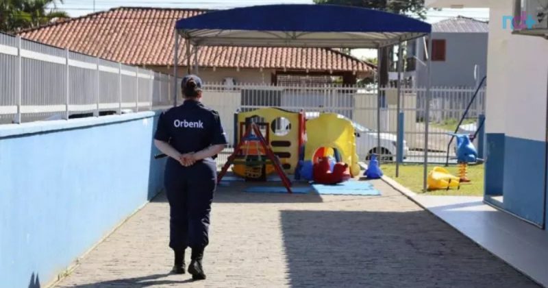 Imagem mostra agente de guarda armada de escola em Itajaí, 10 armas já foram roubadas