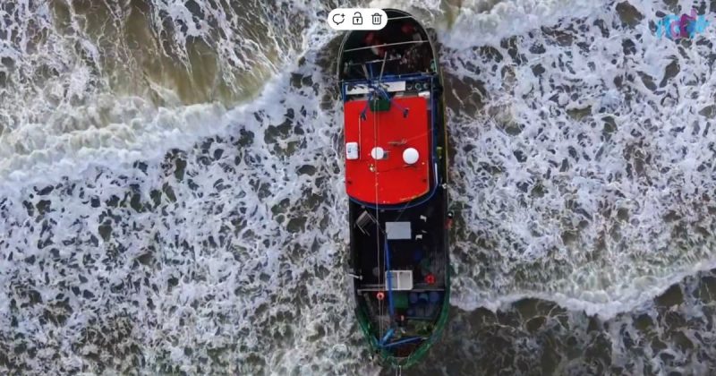 Imagem mostra barco que encalhou em praia de Navegantes; barco encalha após descarregar em Porto Belo