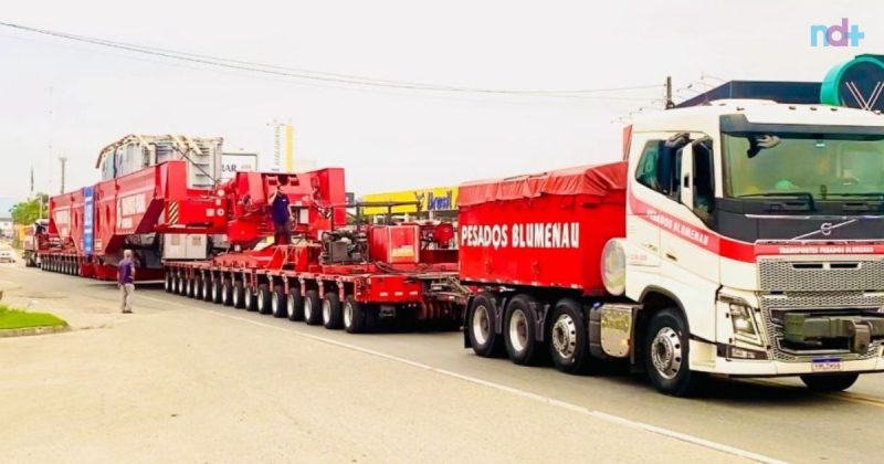 Imagem de caminhão gigante que vai atravessar a BR-470 até a BR-101 no Porto de Itajaí