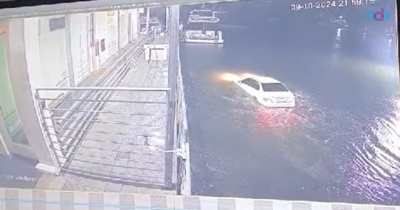 imagem mostra exato momento que carro com corpo de idoso cai no rio Camboriú, no atracadouro de Balneário Camboriú