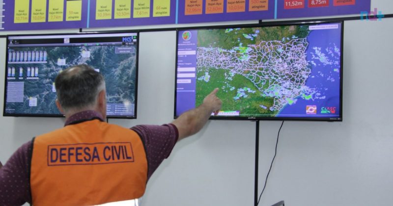 Defesa Civil mostrando mapa com risco de deslizamentos