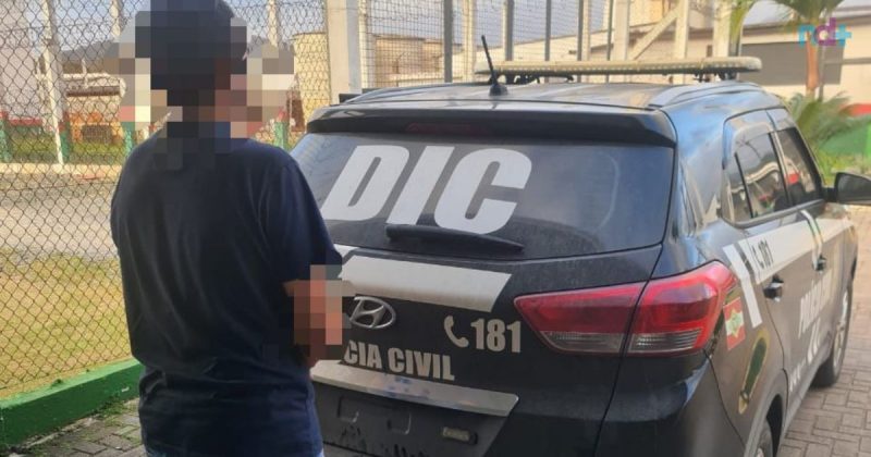 imagem do momento da prisão de suspeito de desviar R$ 60 mil através de compras simuladas