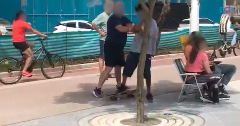 imagem mostra exato momento em que idoso ataca e empurra adolescente que passava de skate na orla de Balneário Camboriú