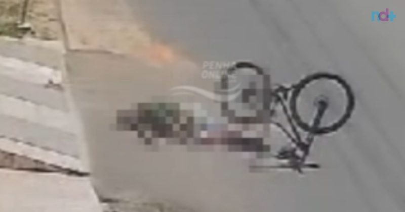 Imagem mostra idoso caído de bicicleta; o olho dele salta com o impacto