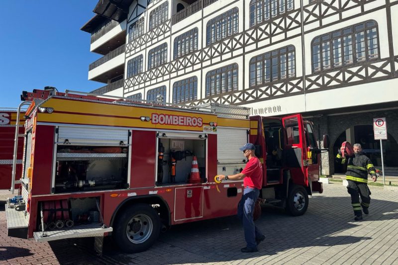 Bombeiros combatem incêndio na Prefeitura de Blumenau