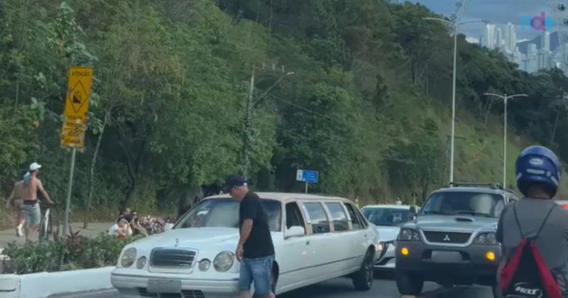 imagem de limusine emperrada na subida da Estrada da Rainha, em Balneário Camboriú