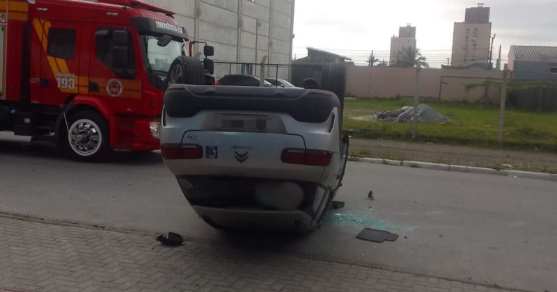 Capotamento de carro em Itajaí