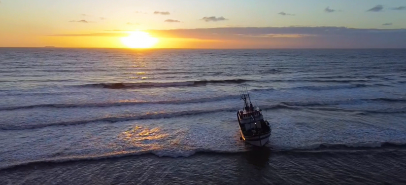 Imagem mostra barco encalhado em Navegantes