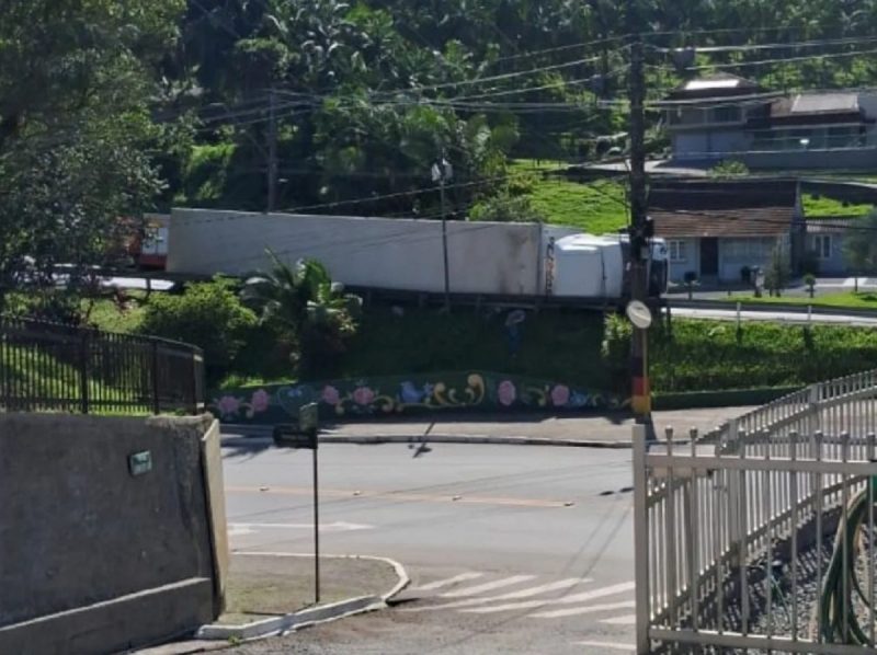 Tombamento de caminhão registrado em Blumenau no dia 28/10