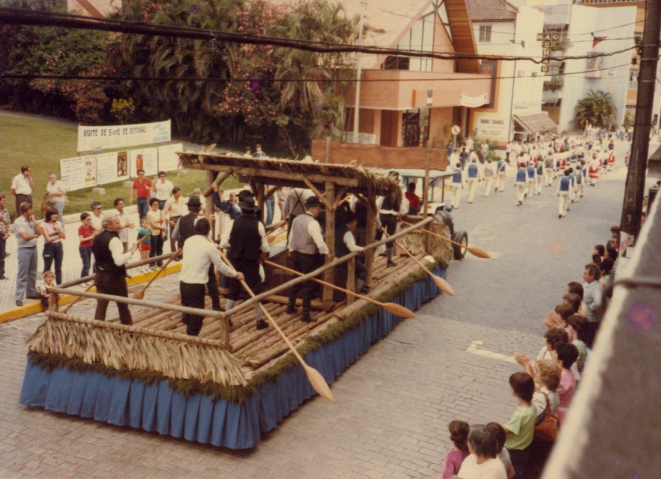 Carro alegórico da Oktoberfest Blumenau em um dos primeiros desfiles da festa - Acervo Histórico Prefeitura de Blumenau/Reprodução/ND