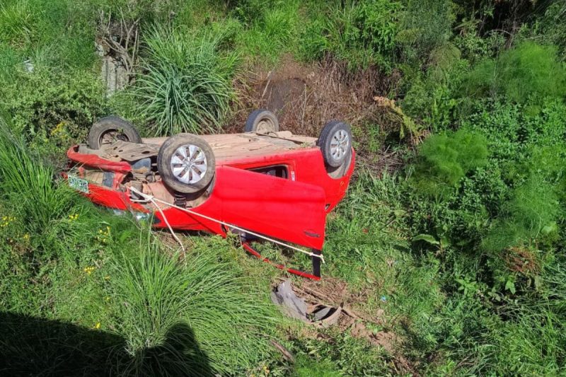 Carro capota e motorista sai ilesa de acidente na Serra de SC