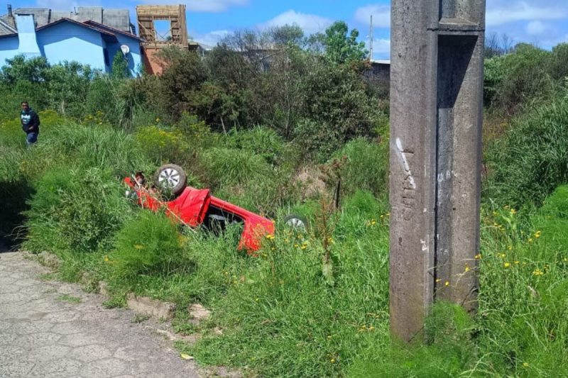 Carro capota em São Joaquim