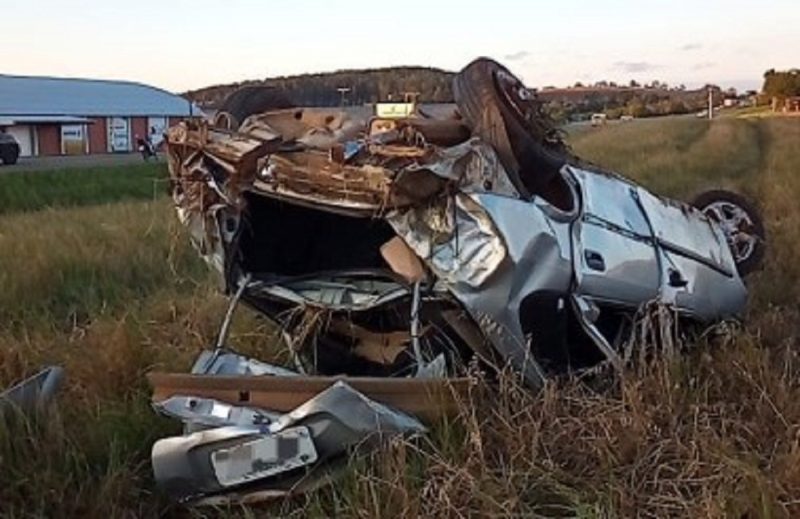 estado do carro após capotamento em acidente na BR-470