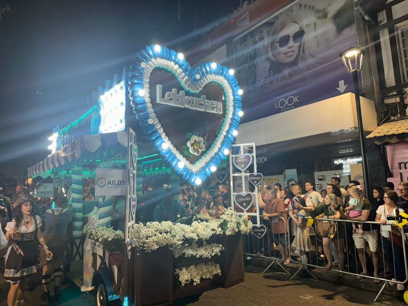 Carro da bolacha durante desfile pela rua XV de Novembro em Blumenau
