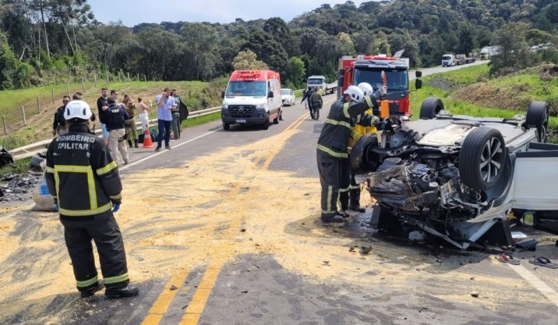 Carro da vítima capotou com a batida