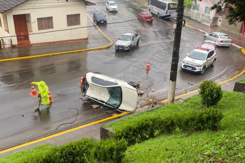 carro despenca de barranco no centro de luzerna