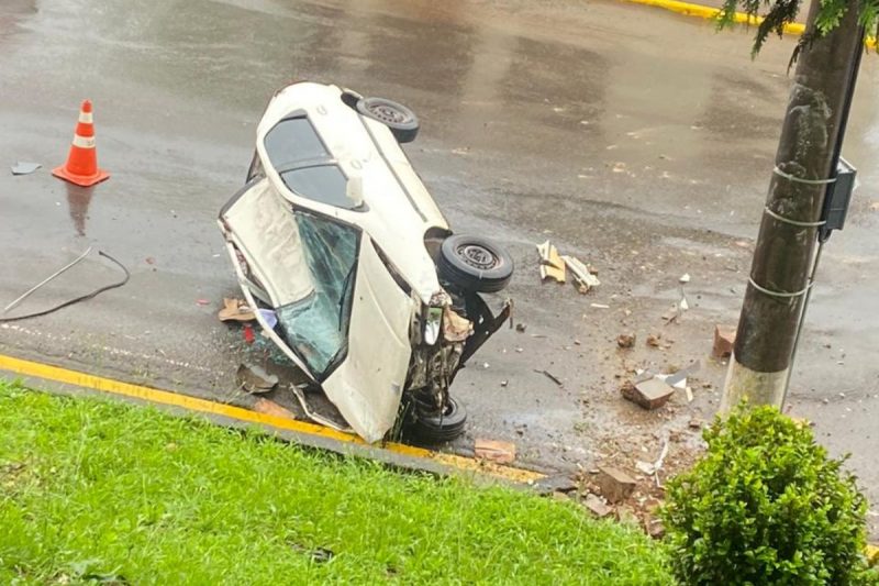 Carro ficou totalmente destruído. &#8211; Foto: Divulgação/ND