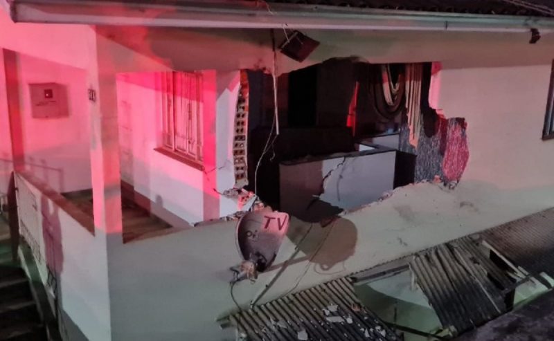 na imagem aparece buraco após carro destruir parede em casa de Porto União