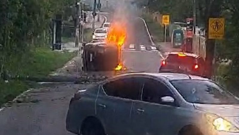 na foto aparece o carro em chamas na Vargem Grande, em Florianópolis,