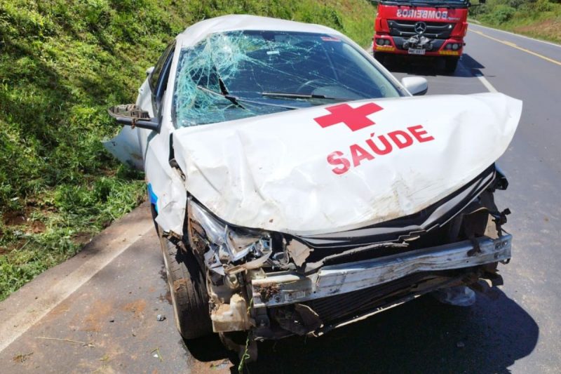 Carro ficou destruído após acidente 