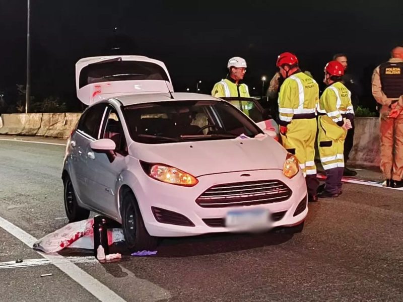 A imagem mostra o carro usado na fuga do pai que sequestrou os filhos em Blumenau e foi preso no Paraná 