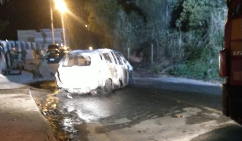 Carro foi incendiado durante confronto em Florianópolis na madrugada desta sexta-feira (18)