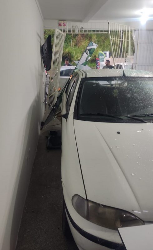 Carro entrou dentro de estabelecimento em Blumenau 