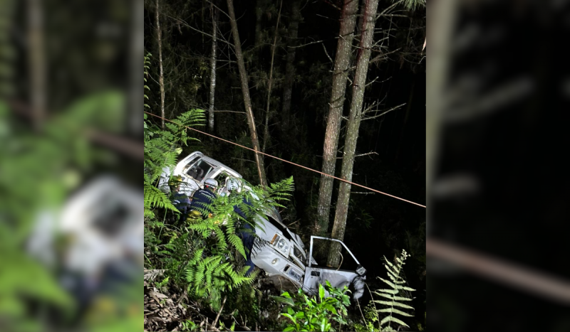 Idoso desaparecido foi encontrado morto dentro de carro que caiu de ribanceira - Foto: PMRv/Reprodução/ND