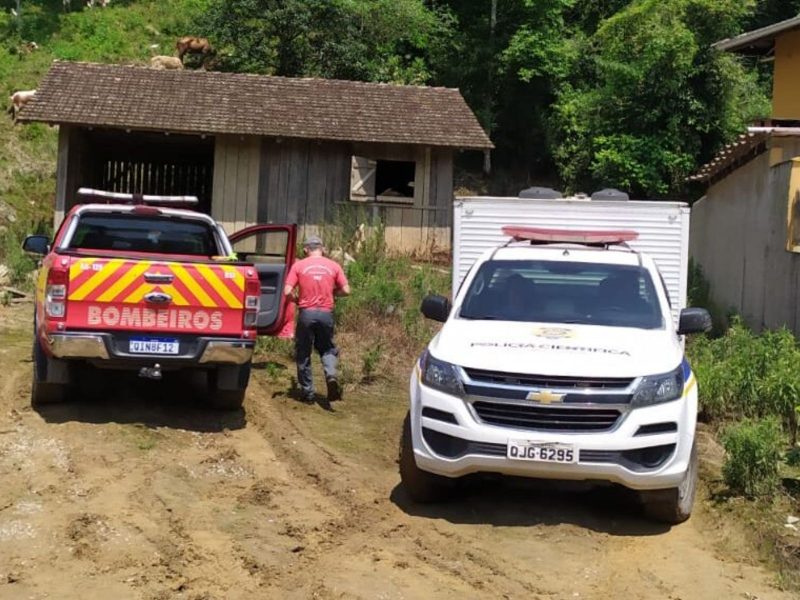 Viaturas dos bombeiros e polícia científica no local onde trabalhador rural morreu atropelado por trator