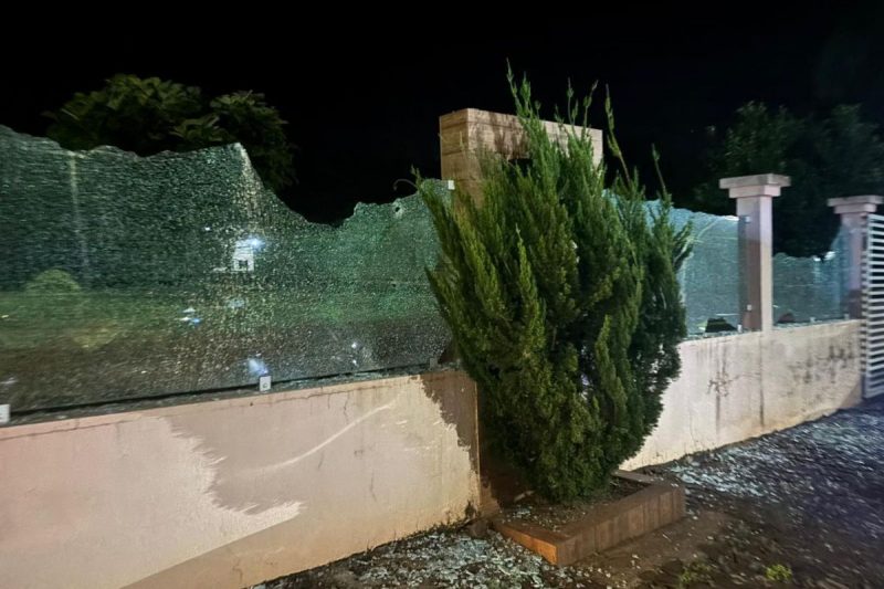 vidros da frente da casa do candidato a prefeito de Caxambu do Sul foram destruídos pelos tiros