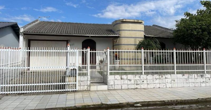 Casa na zona Sul em Balneário Rincão disponível para lance a partir de R$ 444.500,00