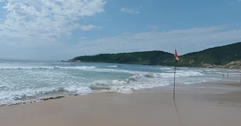 Mar da Praia do Rosa, onde o casal se afogou 