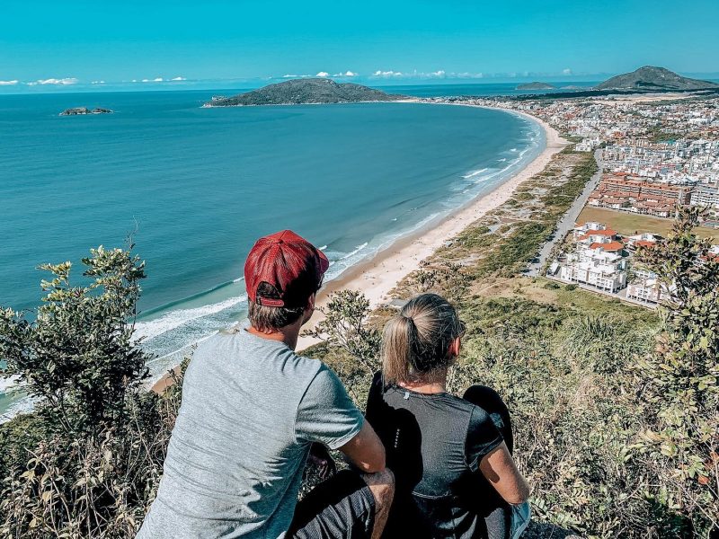 Um homem e uma mulher na trilha da Lagoinha do Leste, uma das trilhas de Florianópolis