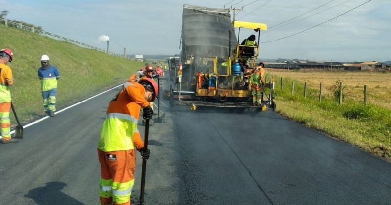 Trabalhadores da CCR ViaCosteira na BR-101 Sul