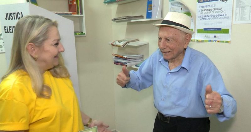  Centenário de Itajaí comemorando após votar