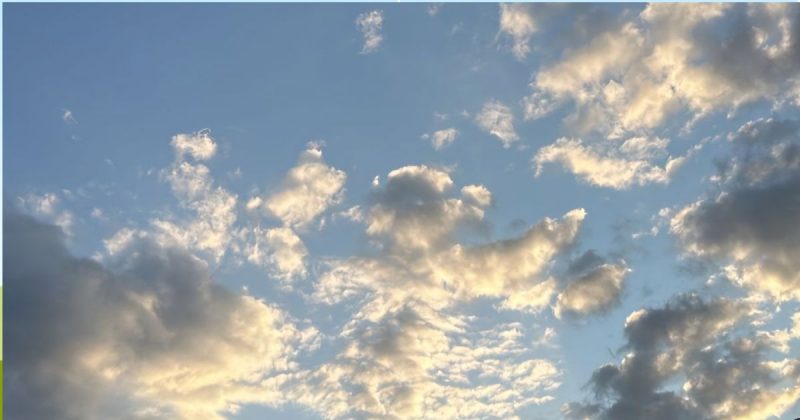 Previsão do tempo, foto mostra céu azul com nuvens e reflexo do sol