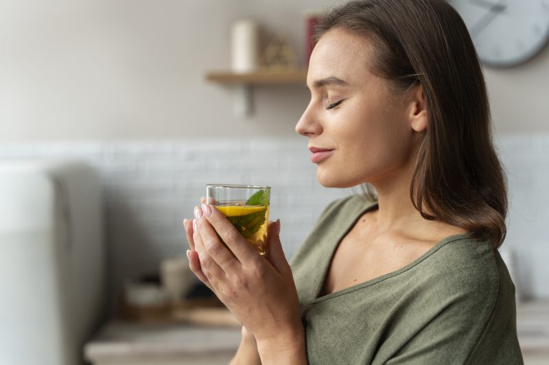 Mulher bebendo chá verde 