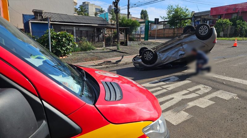 Uma passageira ficou ferida após o carro de aplicativo.