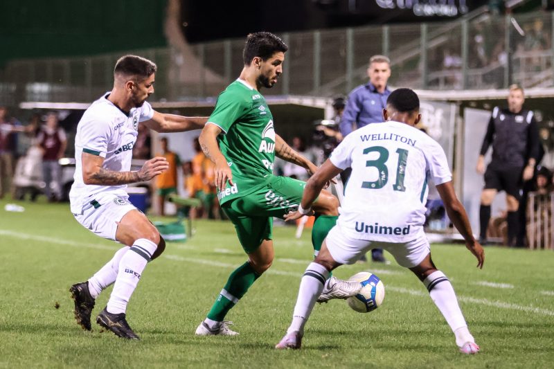 Jogador da Chapecoense disputa a bola contra jogadores do Goiás