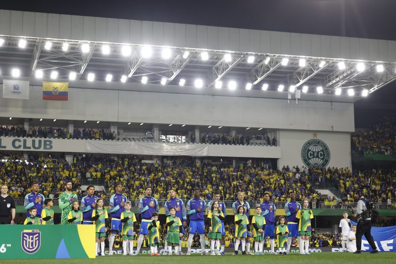 Chile x Brasil jogam pelas Eliminatórias e na imagem está a seleção na partida disputada em Curitiba