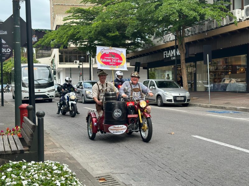 Moto do Choppmotorrad em desfile e distribuição de chope em rua de Blumenau, para celebrar contagem para próxima Oktoberfest Blumenau