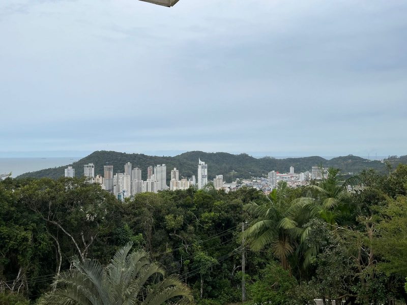 Vista de Itajaí, cidade que deve passar por temporais pelos próximos dias 