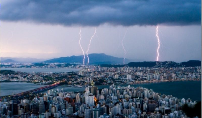 ciclone extratropical traz tempestades e ventos de até 80 km/h para SC, foto aérea mostra tempestade com raios em Florianópolis