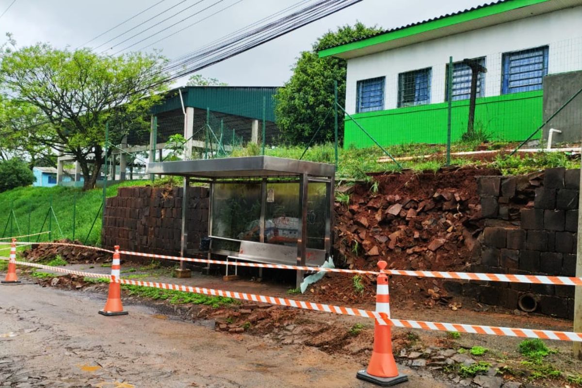 Um muro caiu em Chapecó - Prefeitura de Chapecó/Divulgação/ND