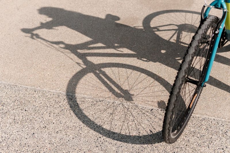 Sombra de ciclista com bicicleta